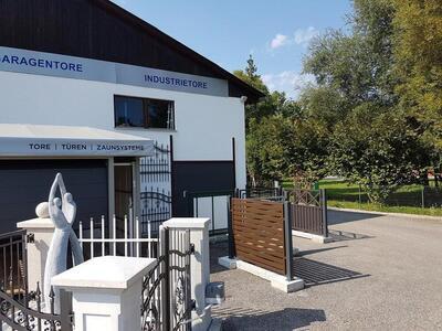 Ausstellung von verschiedenen Zäunen und Toren auf einem Hof