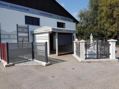 Ausstellung von verschiedenen Zäunen und Toren auf einem Hof