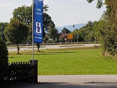 Ausstellungseingang von TorExpert mit einer blauen Fahne gekennzeichnet