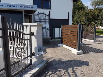 Ausstellung von verschiedenen Zäunen und Toren auf einem Hof