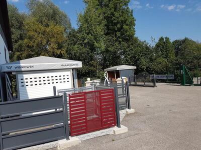 Ausstellung von verschiedenen Zäunen auf einem Hof