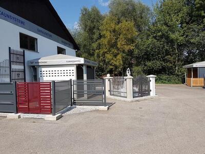 Ausstellung von verschiedenen Zäunen auf einem Hof