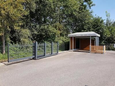 Ausstellung von einem Eisen-Gitter-Zaun und ein hellbraunen Zaun neben einem offenem Häuschen