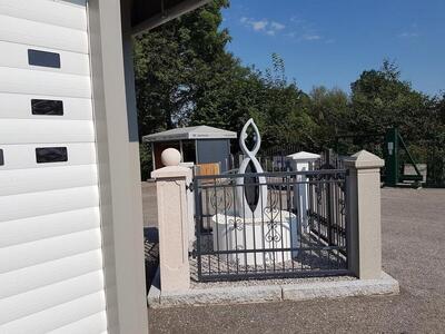 Ausstellung von einer Statue hinter einem Eisen-Gitter-Zaun