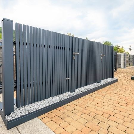 Grauer Zaun ausgestellt auf einem Hof