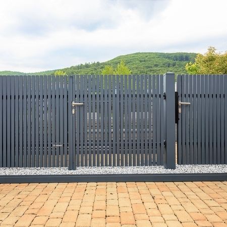 Grauer Zaun ausgestellt auf einem Hof