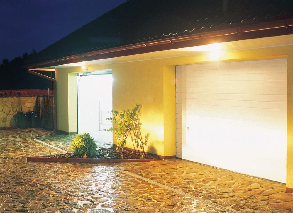 Beispiel für ein Deckensektionaltor ab Abend beleuchtet durch Licht