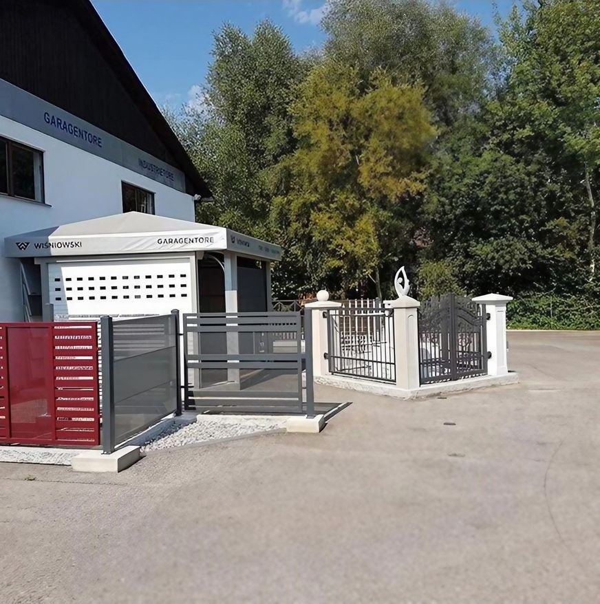 Ausstellung von verschiedenen Zäunen auf einem Hof