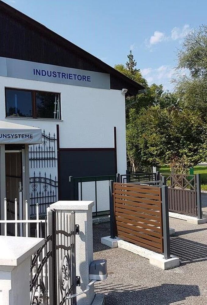 Darstellung von verschiedenen Toren auf einem Austellungshof