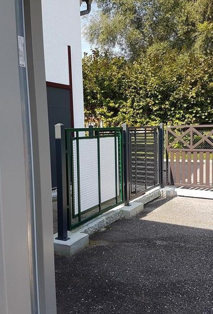 Das Bild zeigt ein Tor, umgeben von einem schützenden Zaun