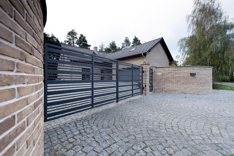 Eine Drehtoranlage mit Torantrieb und Gartentür