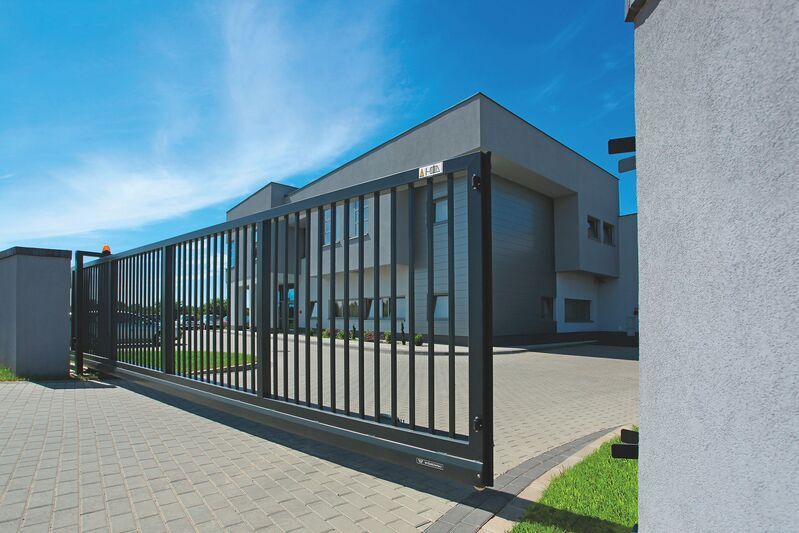 Ein langes hochwertiges Industrietor