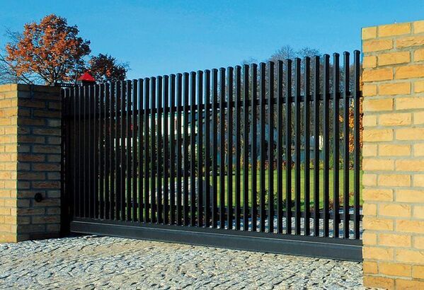 Schwarzes Schiebetor