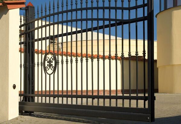 Schwarzes Tor mit Ornament in der Mitte