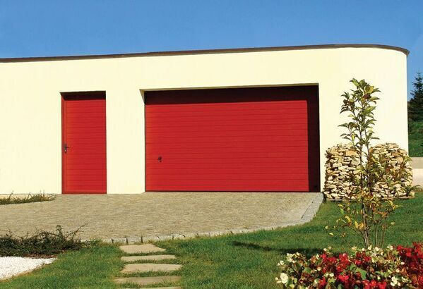 Rote Nebeneingangstür passend zum roten Garagentor