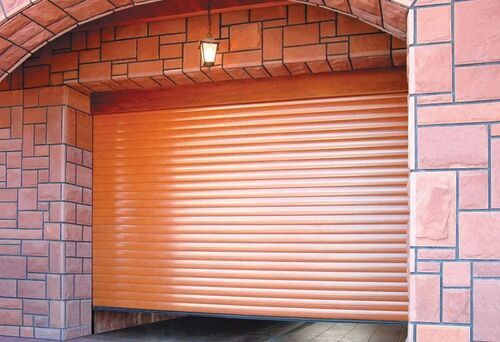 Ein orangebraunes Rolltor in einer Natursteingarage