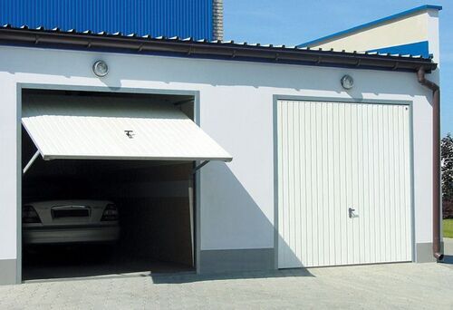 Ein weißes Schwingtor bei einer Garage
