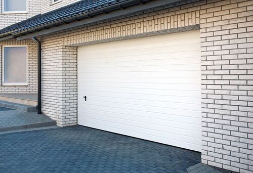 Weißes UniPro Sektionaltor