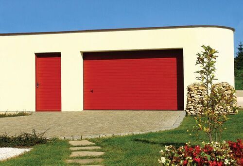 Rote Nebeneingangstür passend zum roten Garagentor