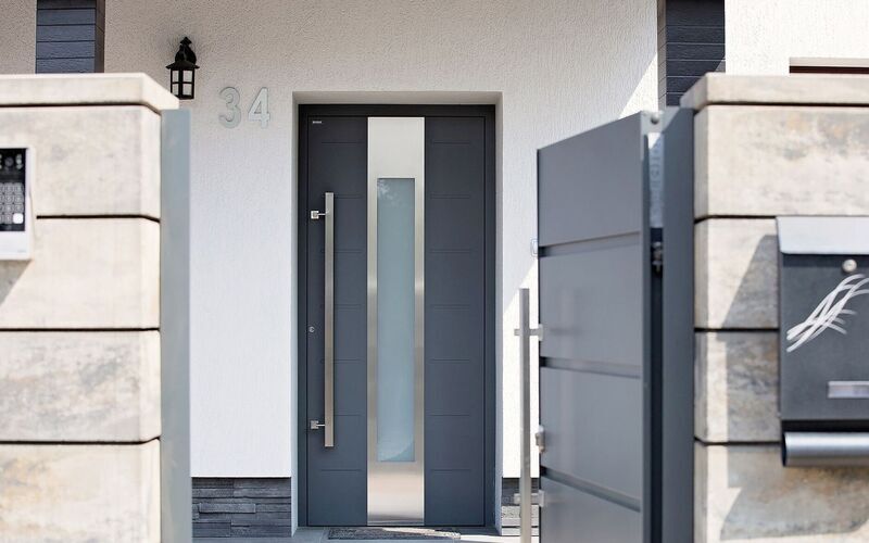 Aluminium-Haustür mit Milchglasfenster in der Mitte