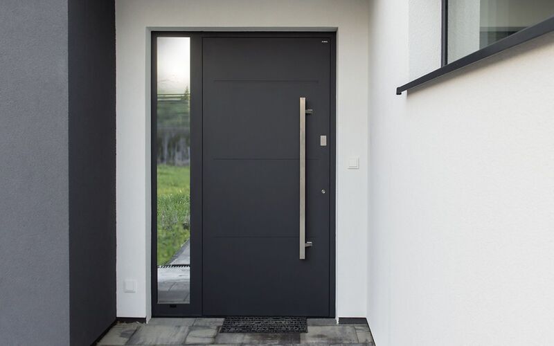 Graue Eingangstür mit seitlichem Fensterelement