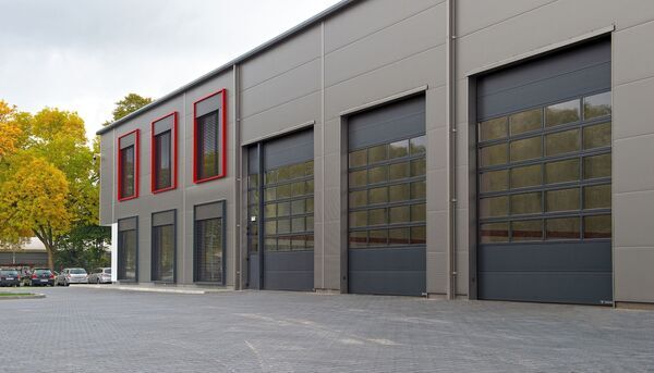 Mehrere dunkelgraue Industriesektionaltore