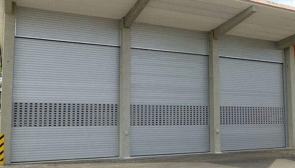 Hellgraues Industriesektionaltor aus Aluminium