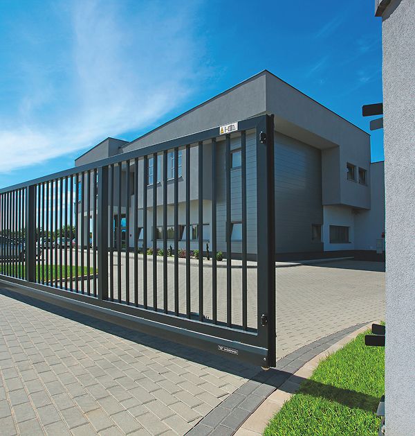 Schwarzes Tor, das den Eingang zu einem Gebäude markiert