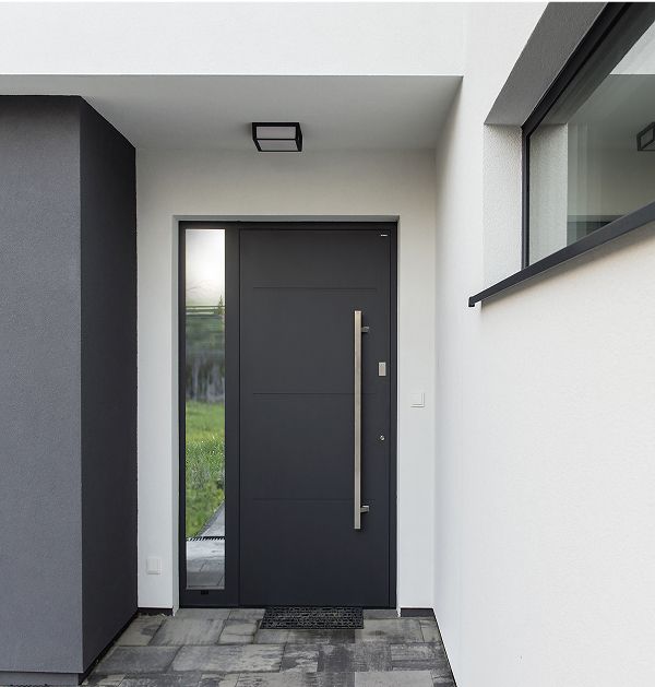 Moderne Eingangstür mit schwarzem Rahmen